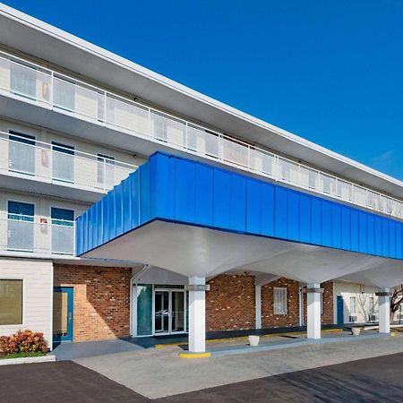 Howard Johnson By Wyndham Стонтон Экстерьер фото