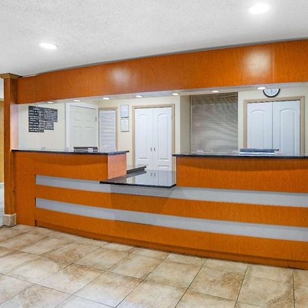 Howard Johnson By Wyndham Стонтон Экстерьер фото